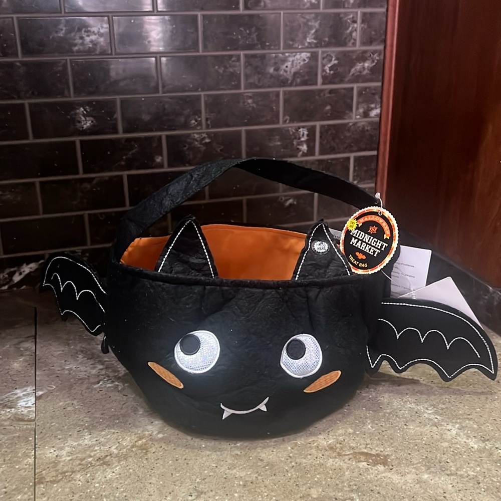 NWT BAT TRICK OR TREAT BAG LIGHT UP EYES